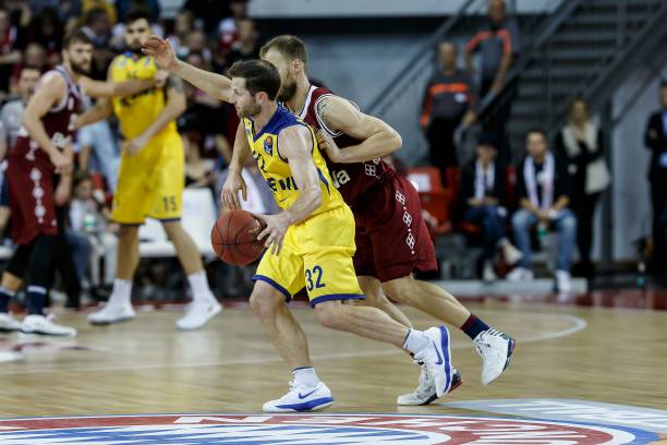 令人侧目 令人侧目