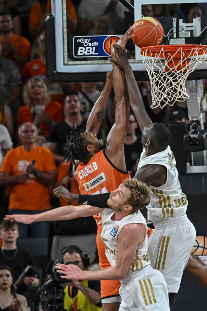 更是象征 更是象征